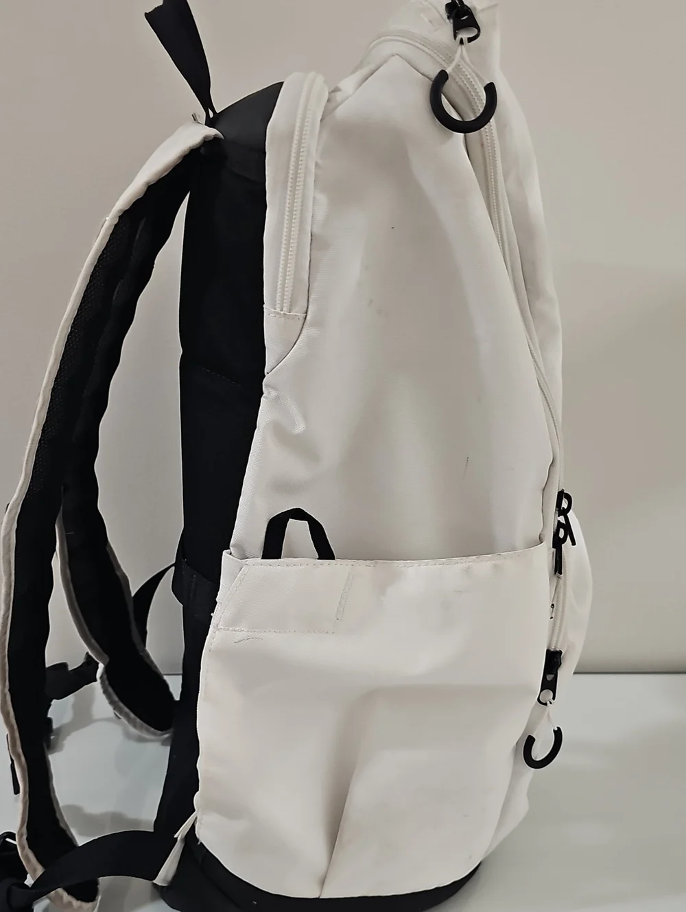 Nike ELITE Men’s White Backpack with Gold Accents Used.